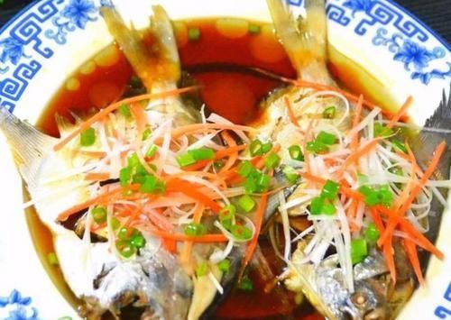 蒸鱼冷水还是开水上锅?教你正确做法,别再做错了,否则又腥又柴