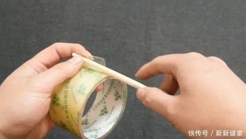 赶紧在筷子上粘透明胶带,后悔现在才知道,解决了家里的大烦恼