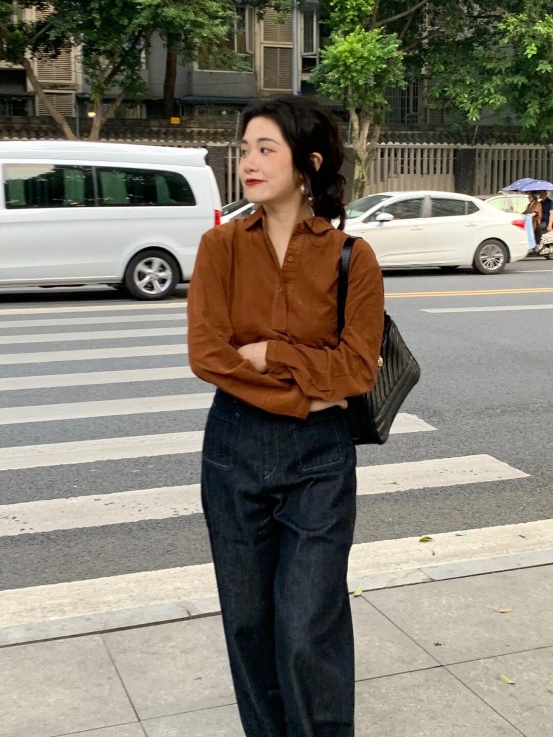 黑色|普通人也适合穿的风格,棕色衬衫+黑色牛仔裤,保暖又时尚!