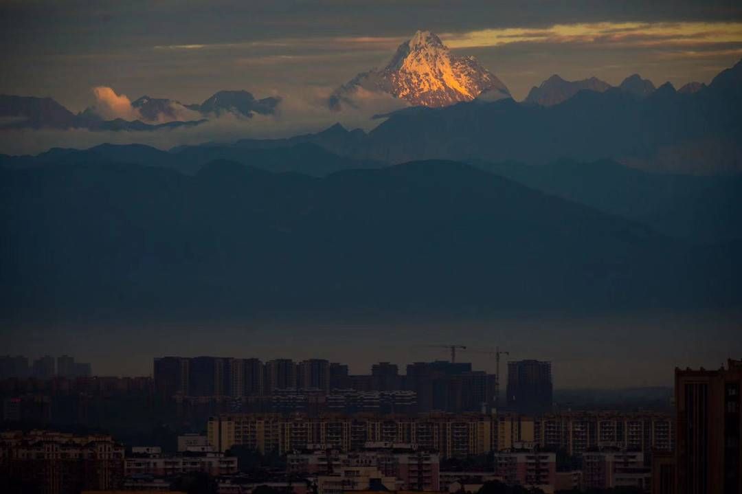 观山|在成都遥望雪山：爱好者关注山峰数据 制作百座雪山“观山图”