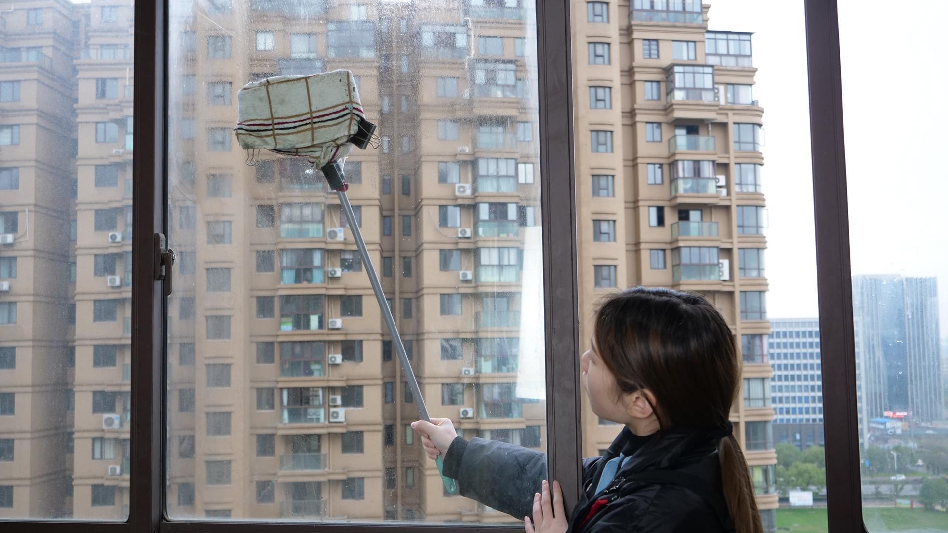 今天才知道，擦玻璃还有这么个窍门，不用一滴水，干净明亮没水渍