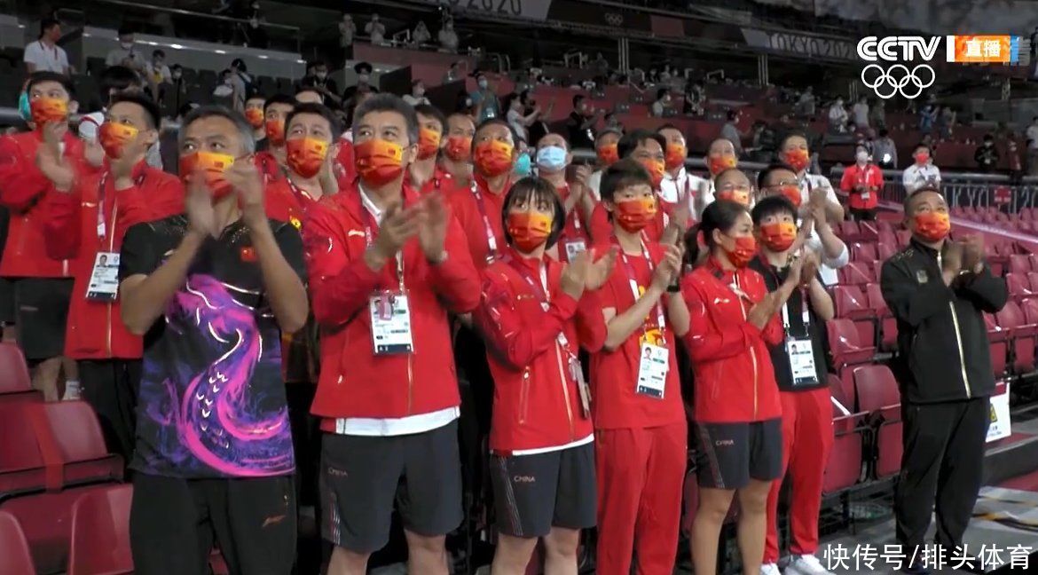 樊振東|馬龍假裝要戴兩塊金牌，許昕給樊振東加冕！央視：龍莽胖時(shí)代