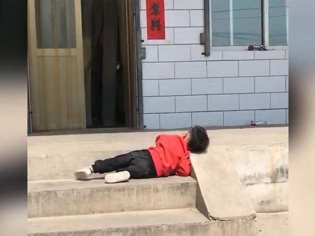 儿子|自从去了奶奶家,瞧到儿子在院子里晒太阳的画风,妈妈笑喷了