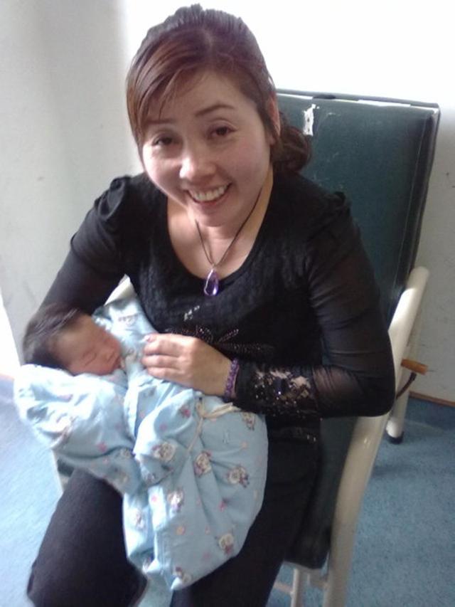 外婆|“年轻”外婆抱娃走红,看起来不过30岁,网友:简直太美了