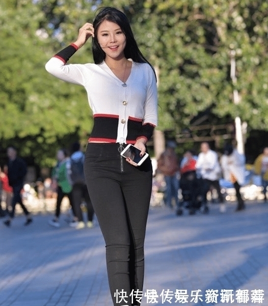 毕业后的穿着,透着压抑的气息,让人看不懂她的时尚