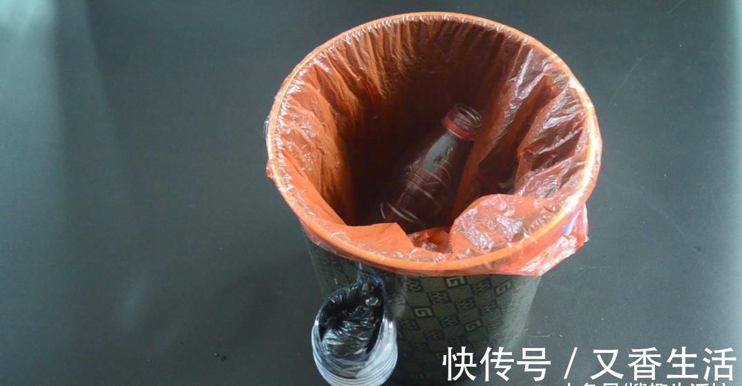 垃圾桶上粘一个塑料瓶, 一年还能帮家里省不少钱, 可惜知道的人不多