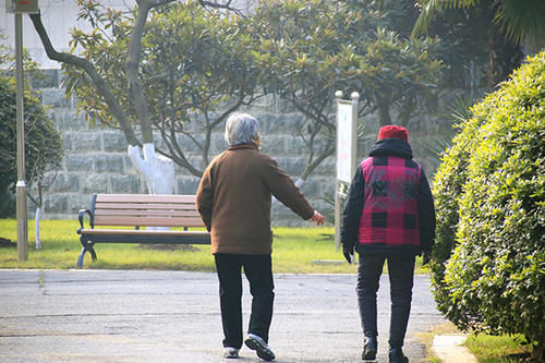 锻炼|寿命和走路有关?研究发现:大多数的长寿老人,走路时有2个特征