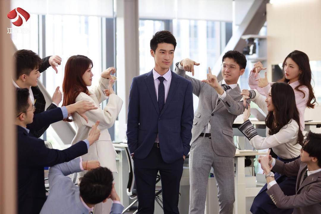 借口 《闪闪发光的你》惊现“易式拷问” ，易立竞“借口”称是“角色需要”