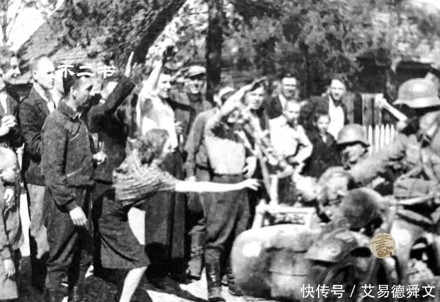 战争|苏德战争老照片：镜头下疯狂入侵的德军，苏联村庄陷入一片火海