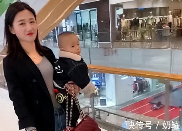 妈妈|“最美妈妈”遛娃逛街两不误火了,网友:是个高手!