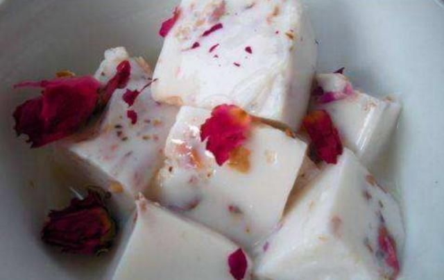 玫瑰|牛奶只会傻傻直接喝？学会这1招，不烤不蒸，做出孩子爱吃的甜品