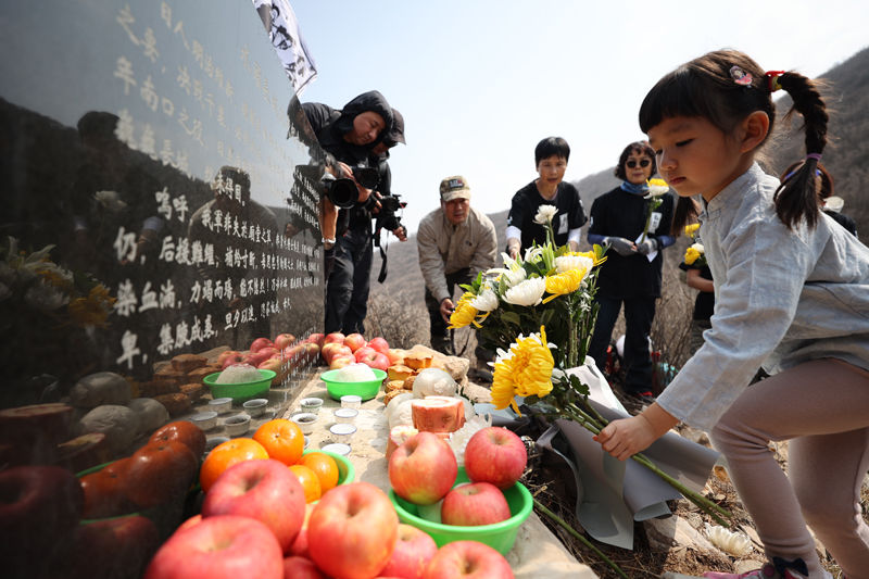 上百名志愿者赴水头长城祭奠抗战英烈