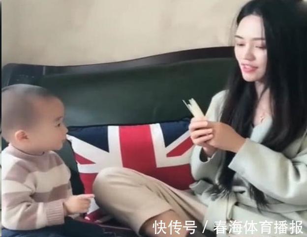 姨夫|“豪爽小姨”带娃走红,一手牵狗一手拎娃,画风霸气路子野