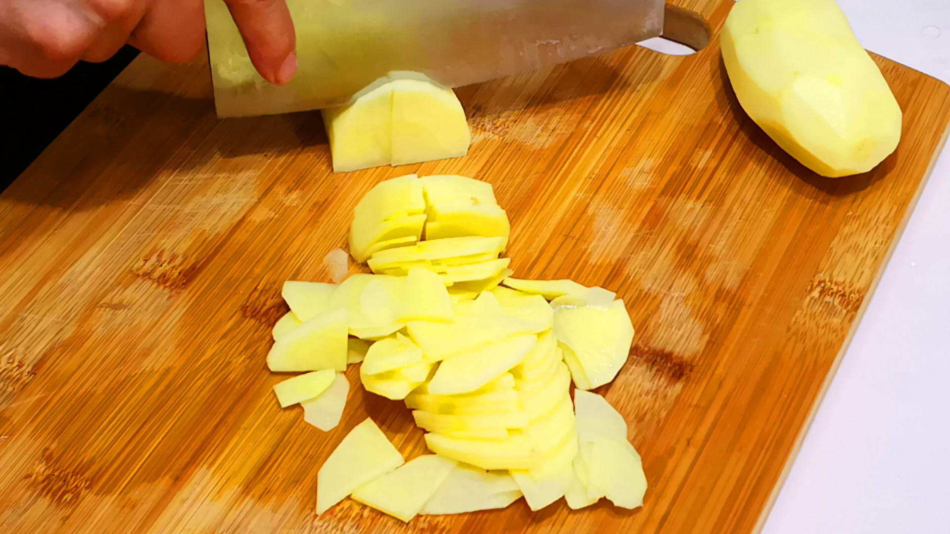 土豆和西红柿一起做,实在太好吃了,我家隔三差五吃,比吃肉还香