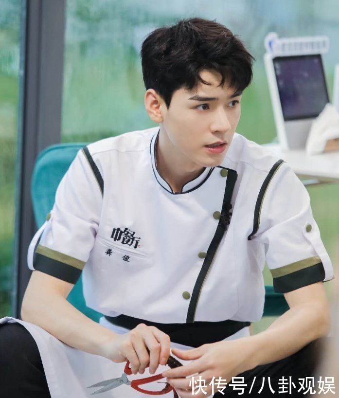 小也|龚俊暂别《中餐厅》,晒照感谢合伙人,还分享了小龙虾的制作秘方