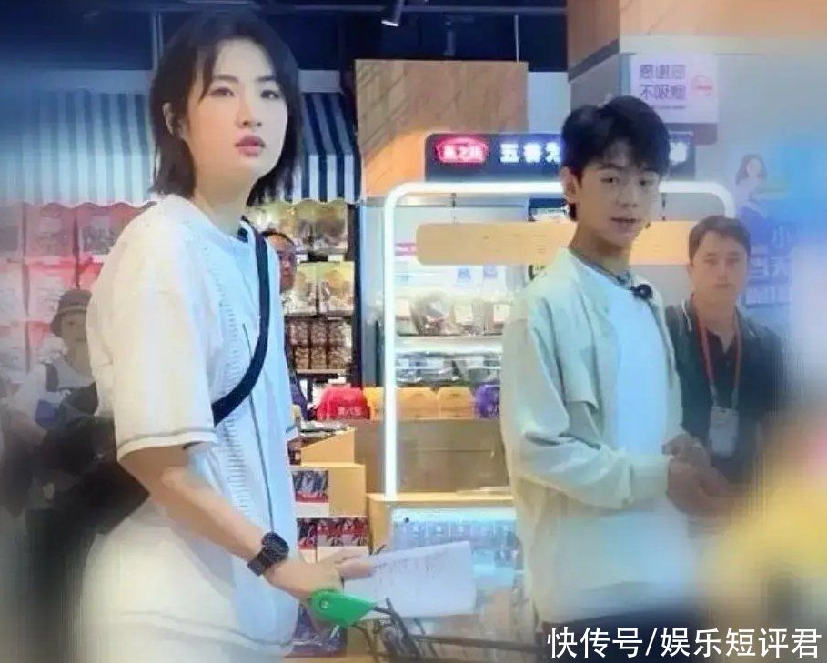 寧靜|《中餐廳5》開始錄制，生圖下姚安娜像路人，寧靜妝容太濃引關注