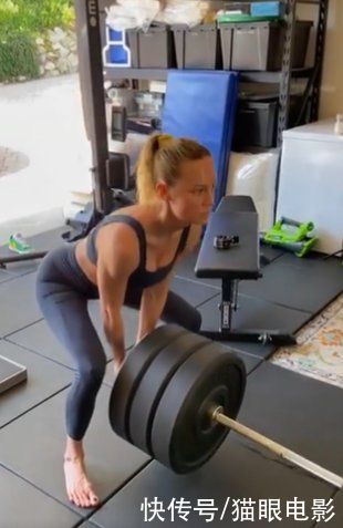 反差萌|惊奇队长健身强度太大，举铁时连脚趾头都在用力，双腿紧身无赘肉