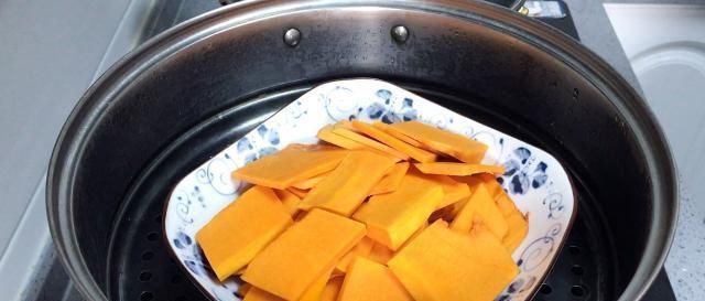 面粉|南瓜饼的新做法,好吃又健康,我一顿能吃好几个