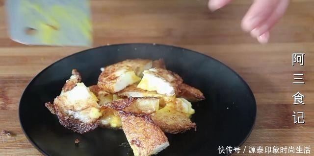 土豆|土豆别炖了，加3个鸡蛋，教你新做法，营养解馋又下饭，比肉还香