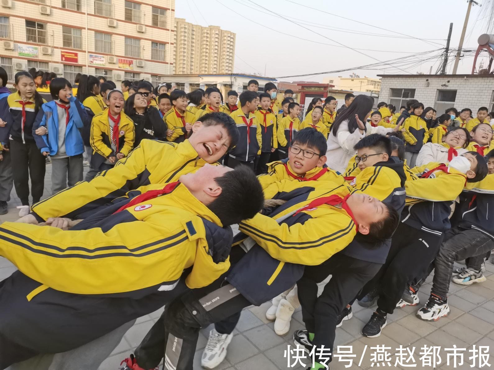 拔河赛|河间市第二实验小学：拔河赛让操场变成沸腾海洋