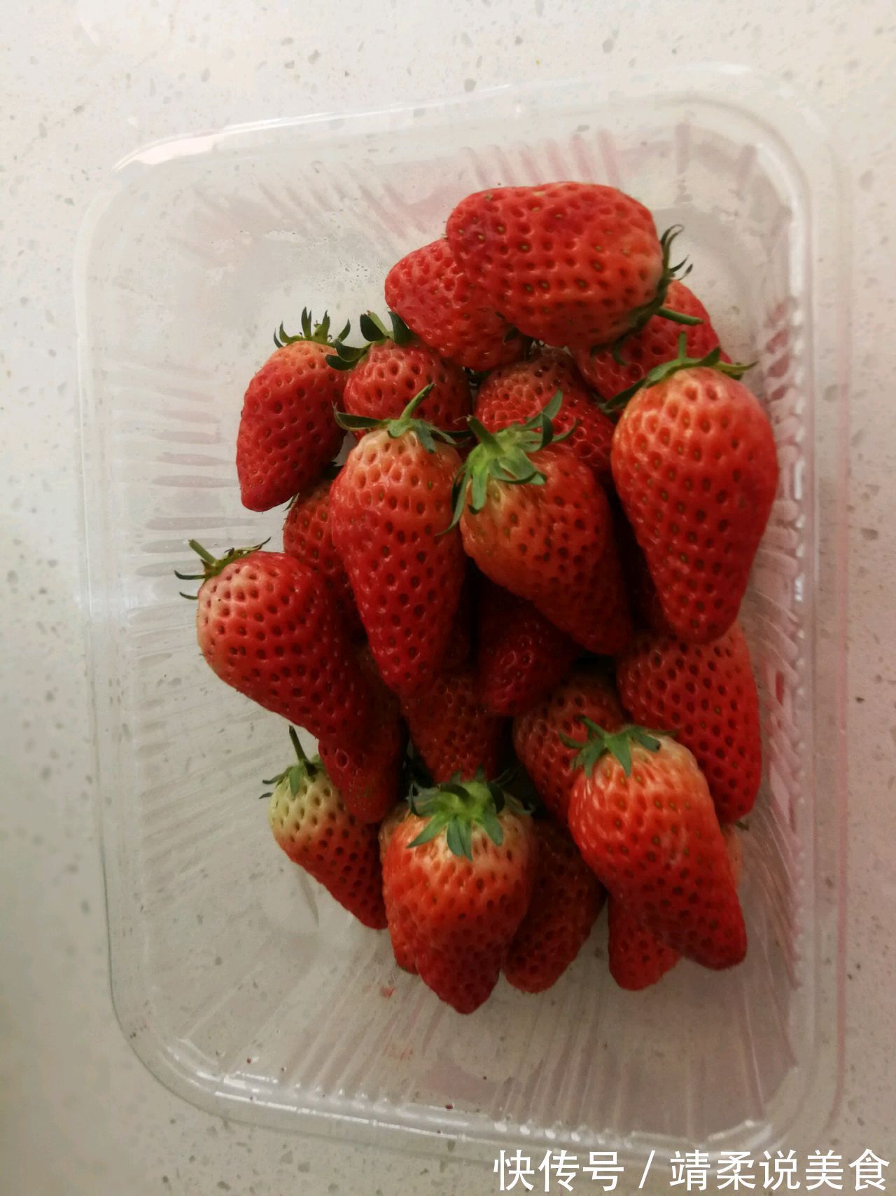 生乳酪草莓慕斯蛋糕，不仅颜值高，味道也甜美