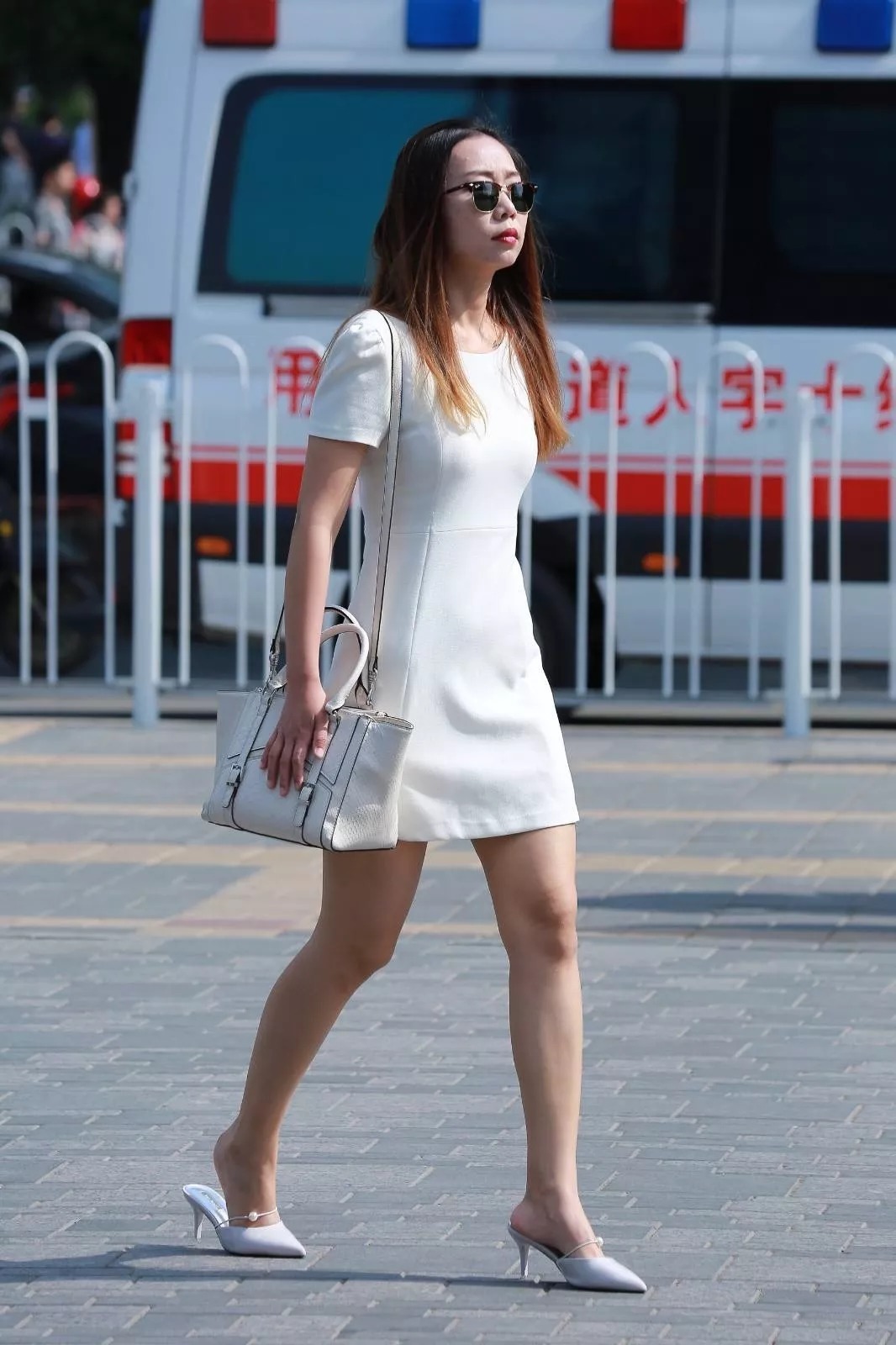 墨镜|美女搭配高跟鞋,彰显出十足的女人味
