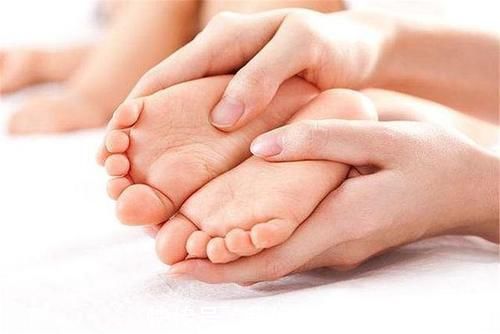 爸妈|多摸摸宝宝两个部位,有助于大脑发育,每位新手爸妈都学习一下