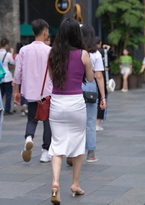 无袖上衣搭配裙子，优雅气质，显高级大方气息