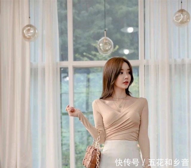 孙允珠-姜汁朦胧浅粉剔透透丽打底衫