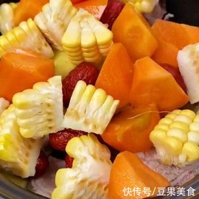 清甜|玉米排骨汤清甜营养又健康，做法还很简单