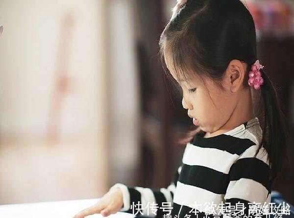 发朋友圈|6岁女儿带奖状回家,妈妈发朋友圈炫耀,结果看清字后失去笑容