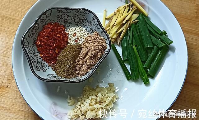 一日三餐|猪肝和瘦肉一起这样做出来，成菜香辣可口，营养好吃，下饭又下酒