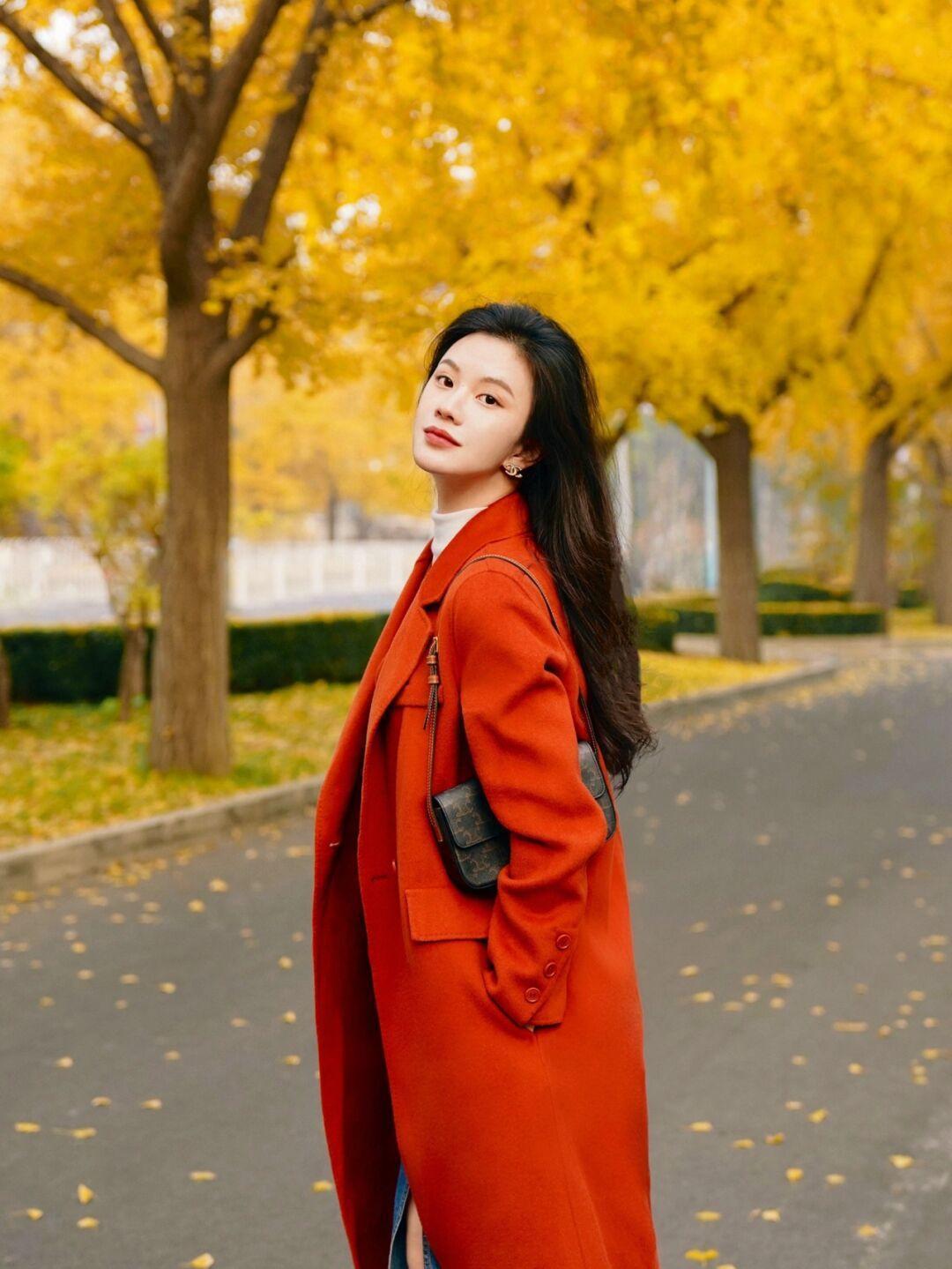 减龄 冬天穿灰色连衣裙更减龄,搭配长款外套保暖又舒适!