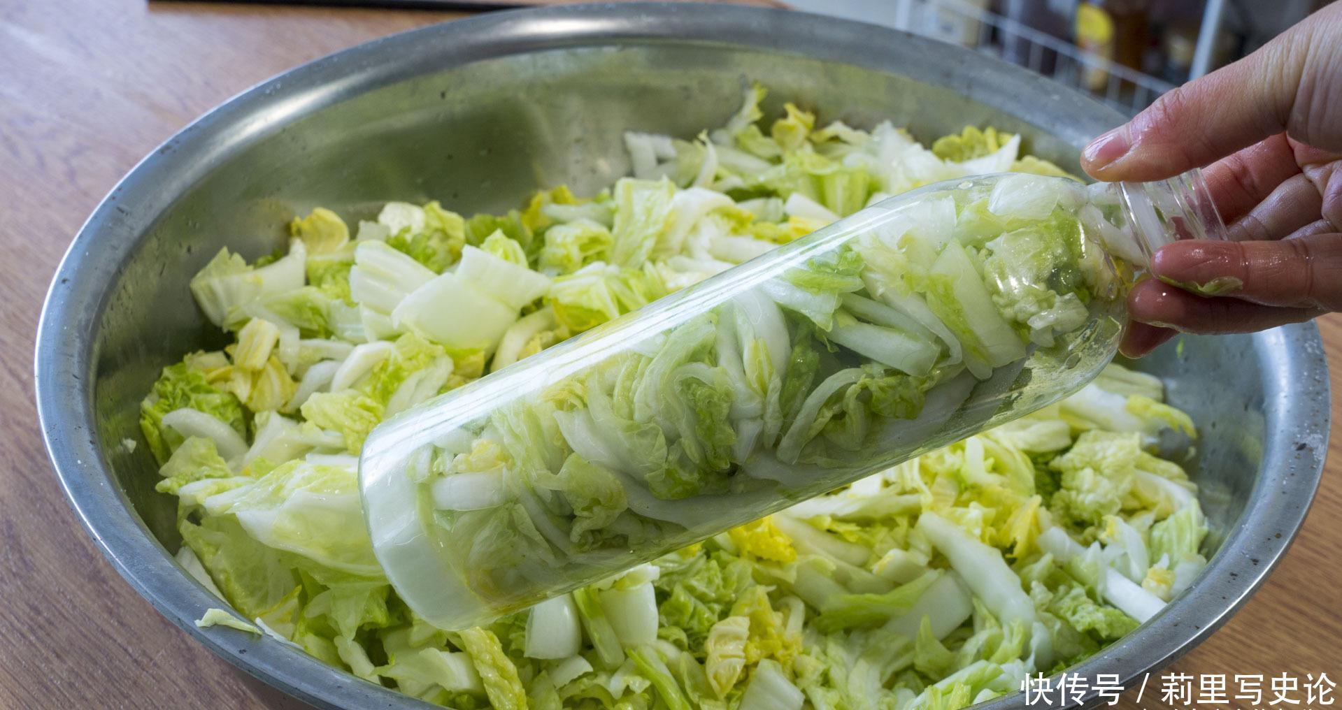 水瓶腌白菜,这才是全网最简单的方法,酸的正宗,保存时间长