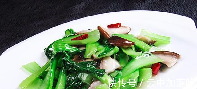 大鱼大肉|不论炒什么青菜,直接下锅就大错特错了,大厨都这样做,翠绿鲜香!