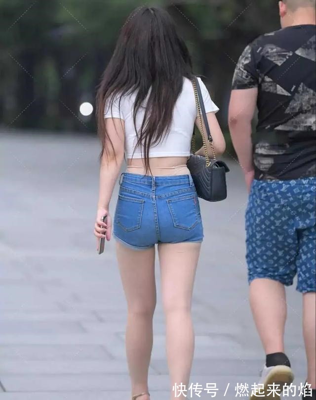 领带 穿牛仔短裤扎领带，这种穿搭我还是第一次见到！