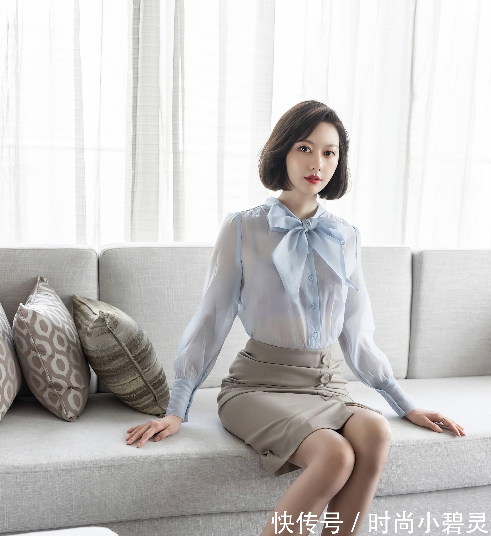 衬衫 略透的淡蓝色衬衫+半身裙搭配同样略透的高跟鞋穿出不一样的美