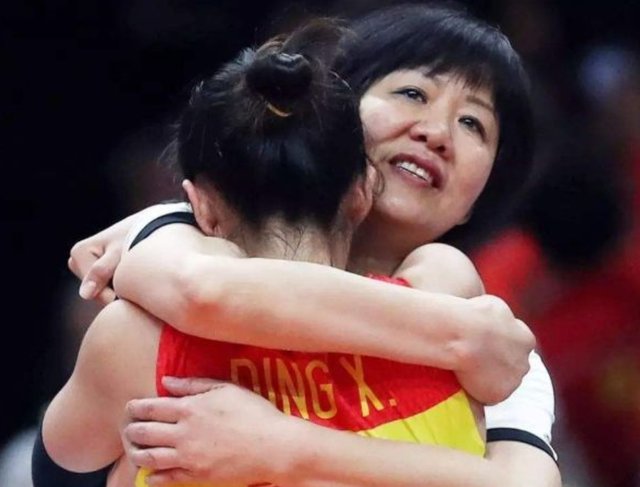 天才|女排天才毀約赴美深造，郎平鏡頭前哽咽聲明，宣布她被永久除名