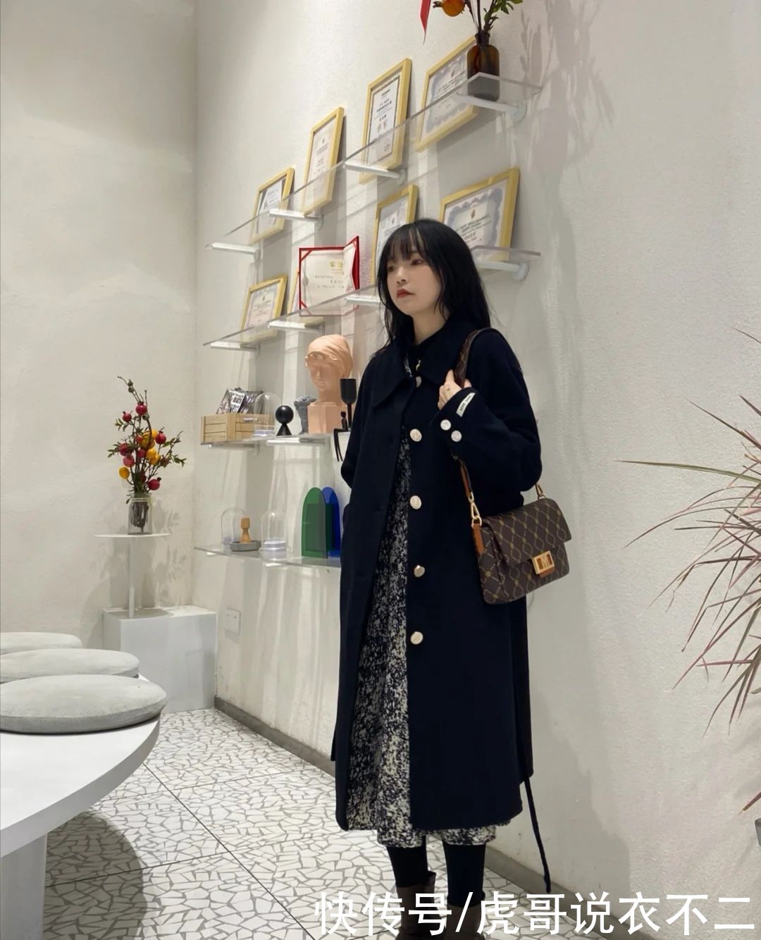 还在穿“大衣配裤子”？不如试试“大衣配裙子”，好气质又显瘦