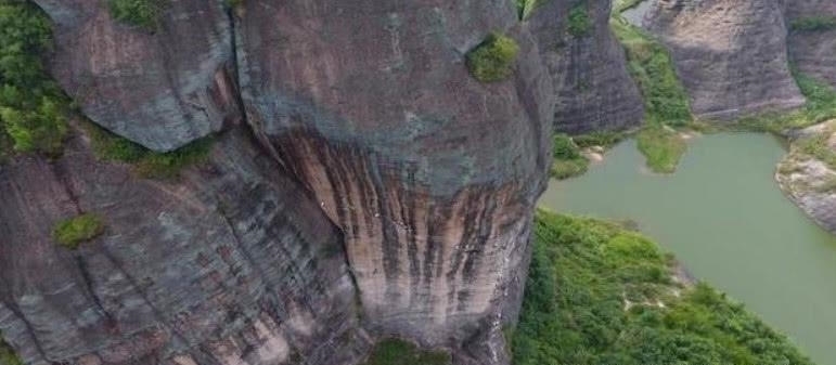 将便利店开到100多米高的悬崖峭壁上,一瓶水却只卖2块钱