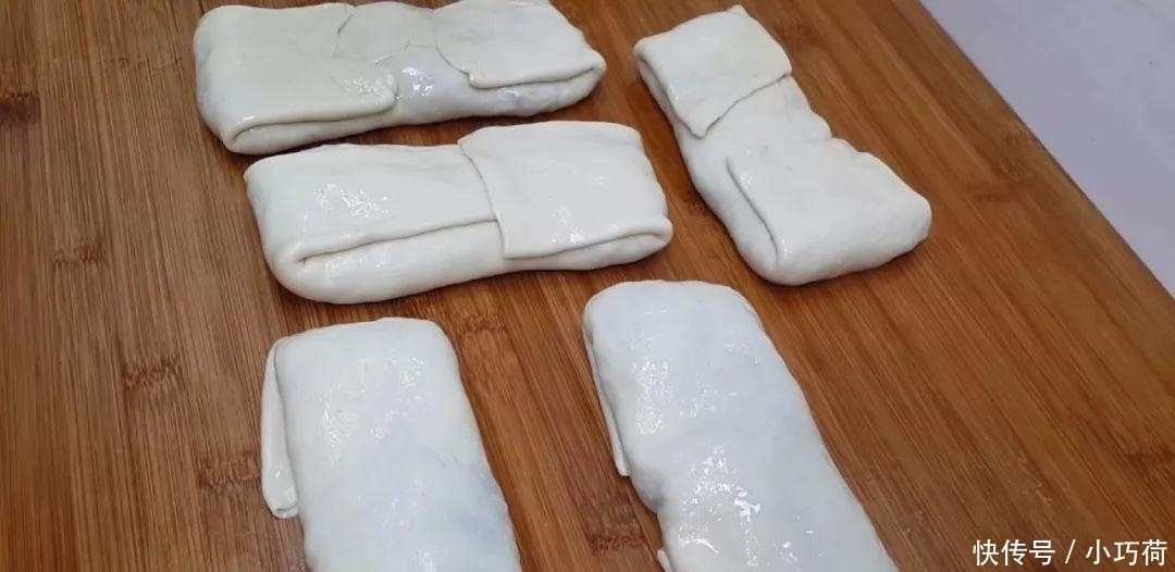 1斤韭菜, 2个鸡蛋, 不用一滴水, 比韭菜盒子都好吃, 放凉都不会硬