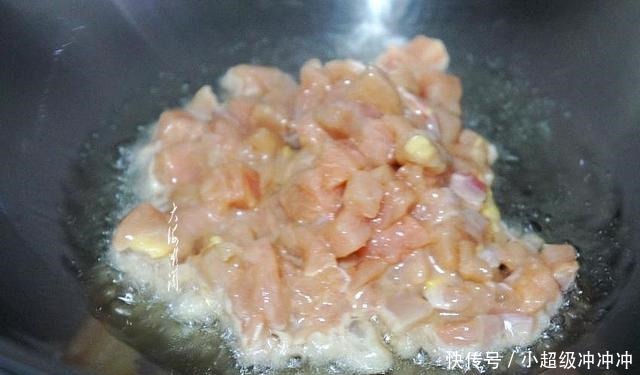 鸡胸肉最下饭的做法,我家隔三差五做一次,老人孩子都爱吃