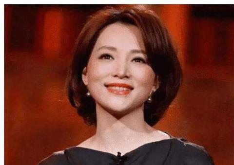 新一任的“央视一姐”,仅26岁就战胜董卿和李红,美得跟仙女一样