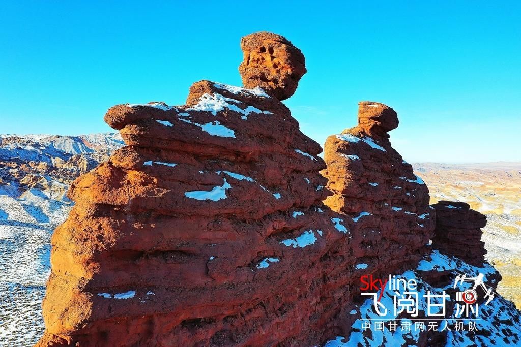 平山湖大峡谷：雪映丹霞愈妖娆