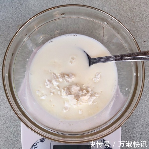 牛奶要过期了别扔,加点淀粉锅里一倒,香甜Q弹,太好吃了