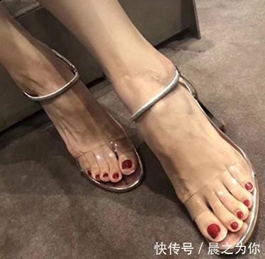 细跟鞋 想变美,看这里,一双尖头细跟鞋给你带来时髦!