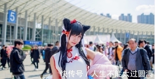 真人cos|“女装大佬”穿旗袍cos,眼睛简直会放电,后面大哥眼神亮了!