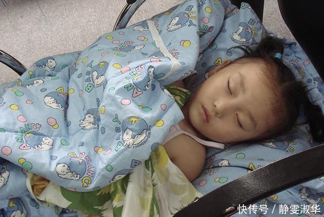 监护人|“睡着的小朋友请举手”,老师套路萌娃,孩子的反应让老师笑翻