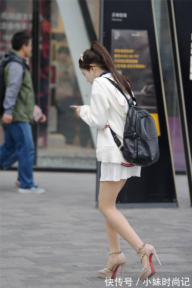 春天|街拍白色百褶裙气质美女,配10多厘米的细高跟,这样走路累吗?