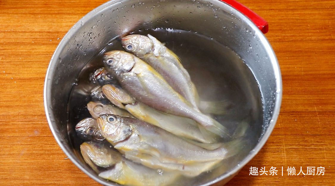 炖煮|这鱼我家隔天吃一次,锅底放这些,不加水炖煮,鱼肉鲜嫩